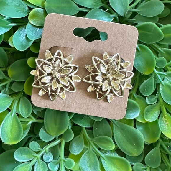 BOGO FREE VTG SARAH COV FLORAL EARRINGS CLIP ON - Picture 3 of 9